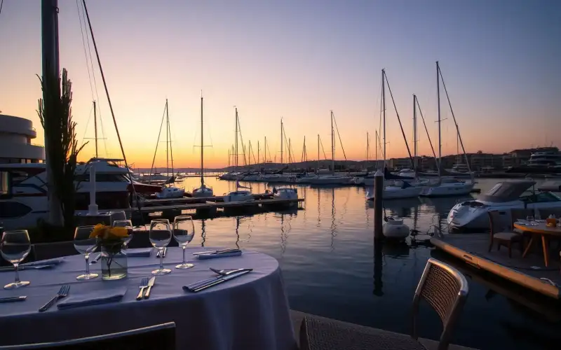 Limassol Marina bietet luxuriöse Yachten, gehobene Gastronomie und eine moderne Atmosphäre an der Küste Zyperns